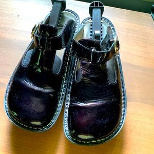 Alegria. Size 39/8-8.5. Dark Plum color (beautiful neutral color)